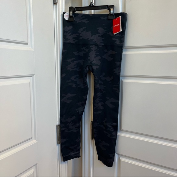 Spanx Look At Me Now Cropped Seamless leggings in Black Camo Size Small - Picture 2 of 4